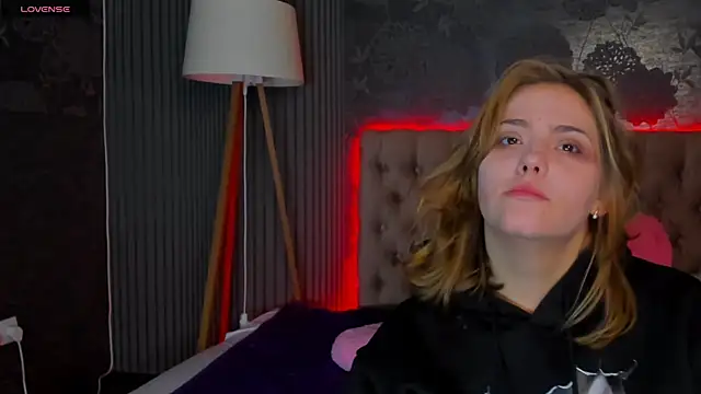 Snapshot of DellaRowe chatting on November 19, 6:24 am DellaRowe online show from November 19, 6:24 am