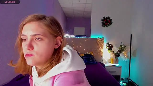 Snapshot of DellaRowe chatting on December 22, 1:52 pm DellaRowe online show from December 22, 1:52 pm