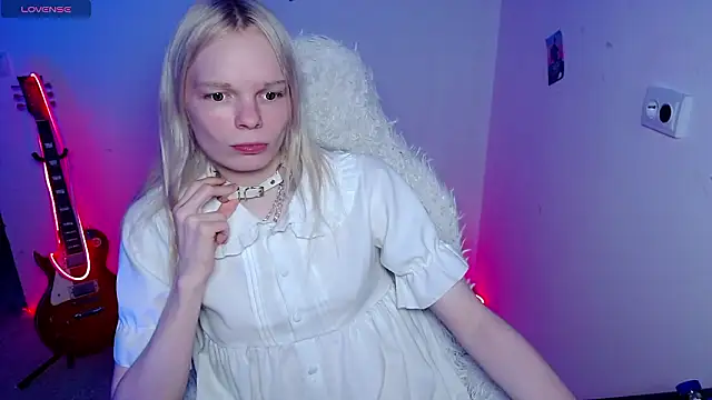 Snapshot of Emily_Nyaffee chatting on March 5, 7:43 pm Emily Nyaffee online show from March 5, 7:43 pm