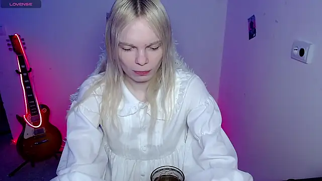 Snapshot of Emily_Nyaffee chatting on March 7, 10:18 pm Emily Nyaffee online show from March 7, 10:18 pm