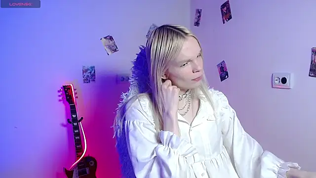 Snapshot of Emily_Nyaffee chatting on March 18, 12:36 am Emily Nyaffee online show from March 18, 12:36 am