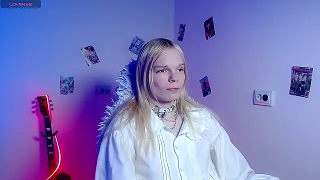 Snapshot of Emily_Nyaffee chatting on March 23, 1:26 pm Emily Nyaffee online show from March 23, 1:26 pm