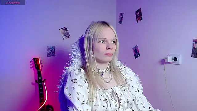 Snapshot of Emily_Nyaffee chatting on March 24, 10:53 am Emily Nyaffee online show from March 24, 10:53 am