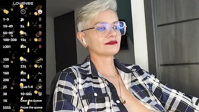 Snapshot of scarlett_paris22 chatting on February 22, 2:28 am scarlett paris22 online show from February 22, 2:28 am