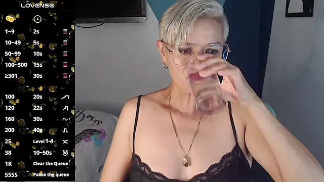 Snapshot of scarlett_paris22 chatting on March 18, 12:05 am scarlett paris22 online show from March 18, 12:05 am