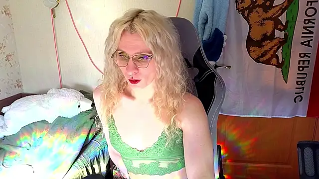 Snapshot of Lori_Myaf chatting on April 2, 1:20 pm Lori Myaf online show from April 2, 1:20 pm