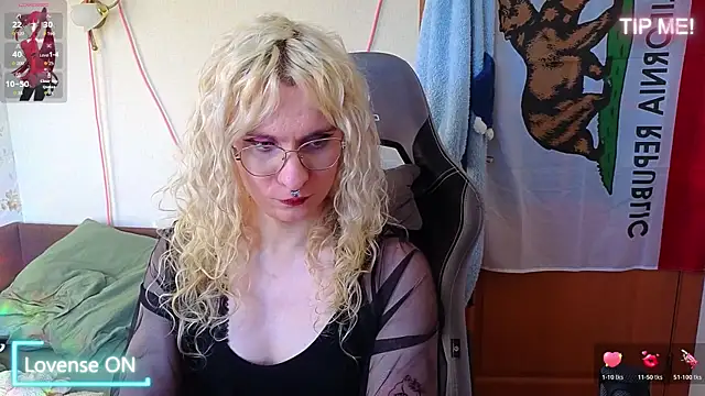 Snapshot of Lori_Myaf chatting on April 20, 3:15 pm Lori Myaf online show from April 20, 3:15 pm