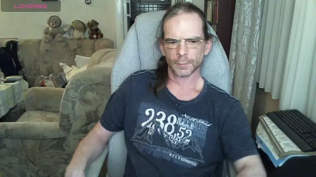 Snapshot of living_manors_2 chatting on February 8, 12:38 am living manors 2 online show from February 8, 12:38 am