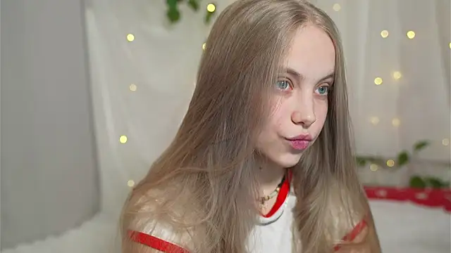 Snapshot of _Appr0ved_ chatting on December 22, 8:05 am Appr0ved online show from December 22, 8:05 am