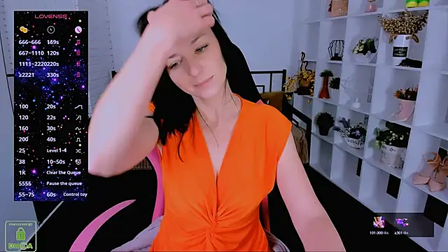 Snapshot of _Kelly__ chatting on December 6, 8:15 am Kelly online show from December 6, 8:15 am