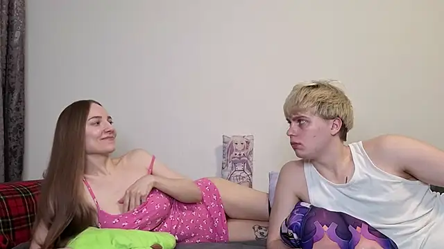 Emily and Ilumi online show from March 18, 4:54 pm