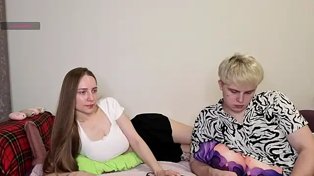 Emily and Ilumi online show from July 31, 5:45 pm