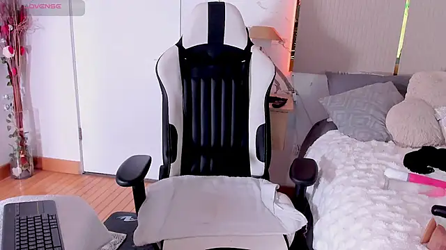 Snapshot of Jadeh_Williams02 chatting on November 9, 7:34 pm Jadeh Williams02 online show from November 9, 7:34 pm