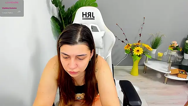 Snapshot of EveEvian chatting on May 27, 11:29 am EveEvian online show from May 27, 11:29 am