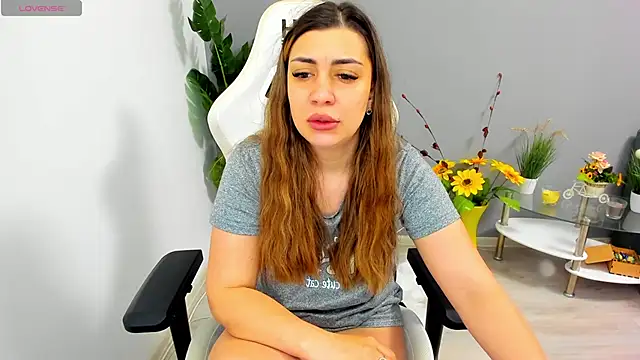 Snapshot of EveEvian chatting on June 8, 1:44 pm EveEvian online show from June 8, 1:44 pm