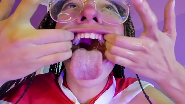 Snapshot of Cloe_Leee chatting on December 28, 4:41 am Cloe Leee online show from December 28, 4:41 am