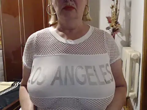 Snapshot of Secretfox chatting on October 1, 3:23 am Secretfox online show from October 1, 3:23 am