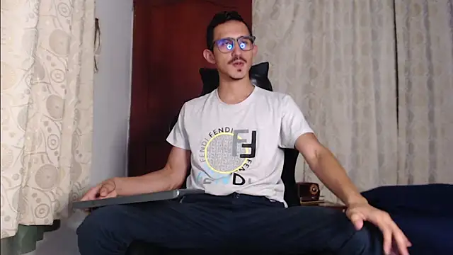 HomeAloneK online show from September 28, 9:20 pm