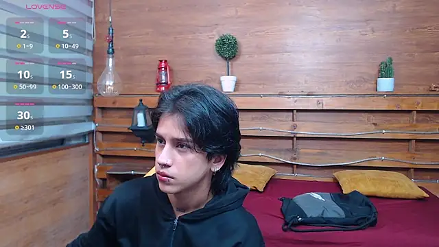 Snapshot of alex_477 chatting on April 15, 11:28 am alex 477 online show from April 15, 11:28 am