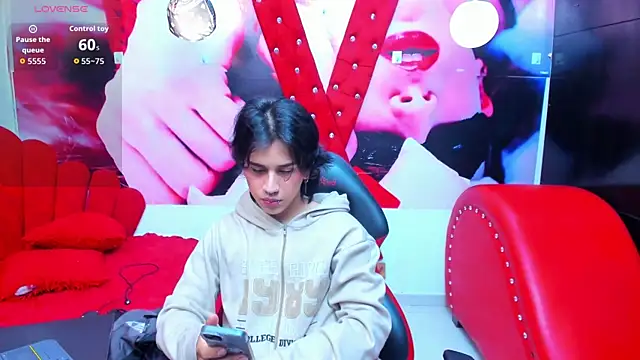 Snapshot of alex_477 chatting on May 15, 11:39 am alex 477 online show from May 15, 11:39 am