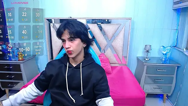 Snapshot of alex_477 chatting on June 4, 11:38 am alex 477 online show from June 4, 11:38 am