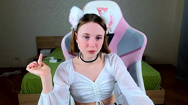 Snapshot of Cowell_Adelina chatting on March 1, 9:22 am Cowell Adelina online show from March 1, 9:22 am