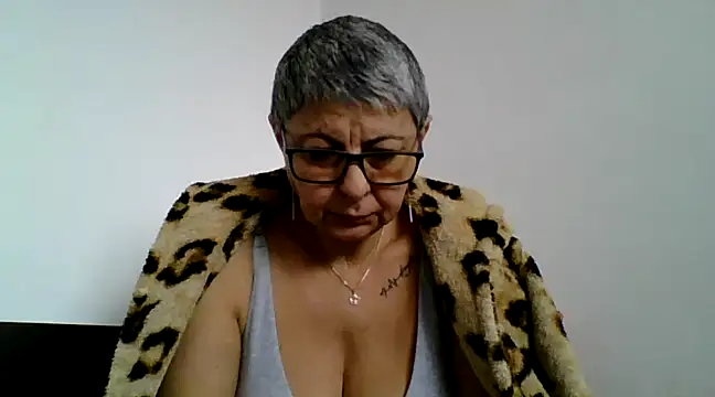 roseblak42 online show from March 2, 9:10 am