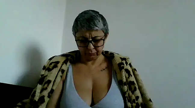 roseblak42 online show from March 9, 3:27 pm