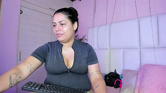 kiana cream online show from September 27, 12:32 pm