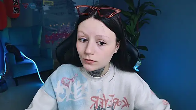 VeliraBraitberg online show from December 5, 9:06 am