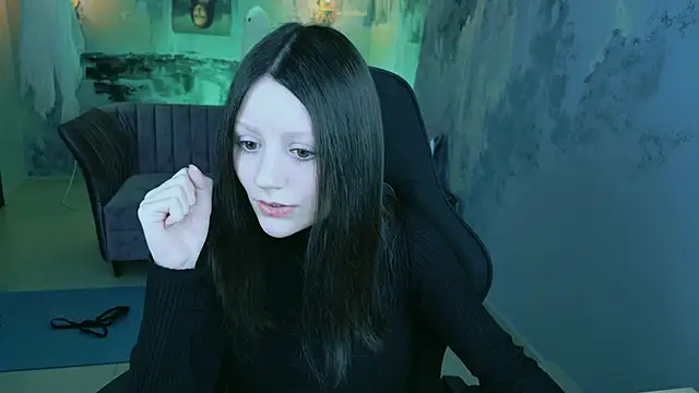 VeliraBraitberg online show from December 8, 8:09 am