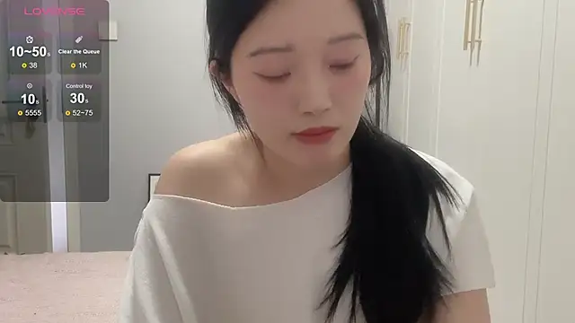 Snapshot of rose-u chatting on November 17, 1:55 am rose-u online show from November 17, 1:55 am