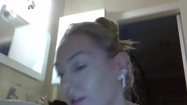 Snapshot of ZarinaSwift chatting on December 15, 4:51 am ZarinaSwift online show from December 15, 4:51 am