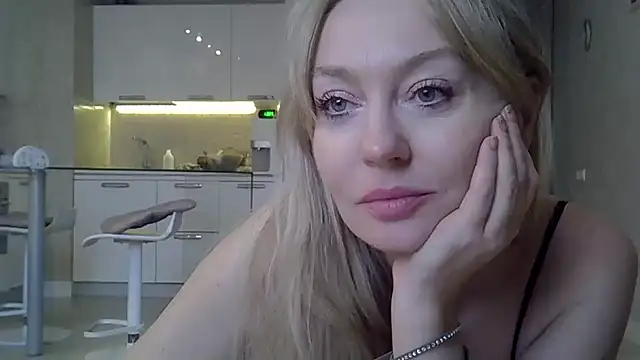 Snapshot of ZarinaSwift chatting on January 14, 4:36 am ZarinaSwift online show from January 14, 4:36 am