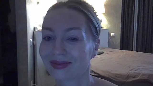 Snapshot of ZarinaSwift chatting on October 22, 4:24 am ZarinaSwift online show from October 22, 4:24 am