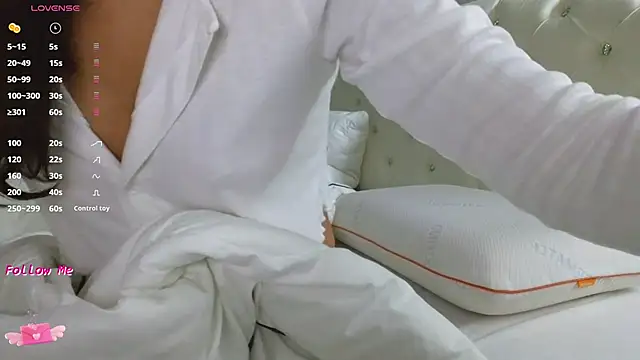 Snapshot of LaraSkinny chatting on November 12, 2:23 am LaraSkinny online show from November 12, 2:23 am