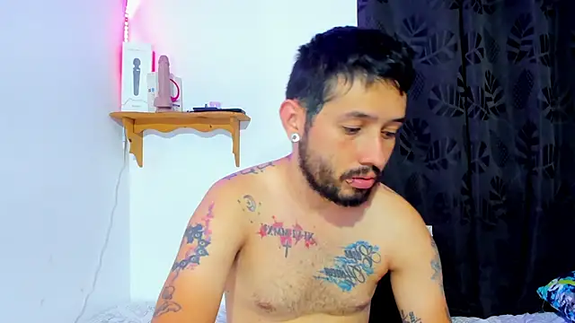 Snapshot of Bad_Couple_1 chatting on February 22, 7:01 am Bad Couple 1 online show from February 22, 7:01 am