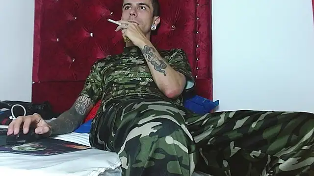 Aaron BigDickxxx online show from December 3, 12:57 am