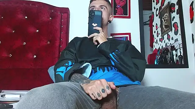 Aaron BigDickxxx online show from December 11, 11:19 am
