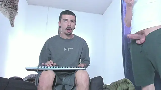 Aaron BigDickxxx online show from May 20, 9:21 pm
