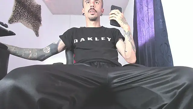Aaron BigDickxxx online show from June 1, 8:32 pm