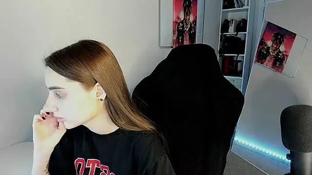   SilviaAbby   online show from February 6, 12:59 pm