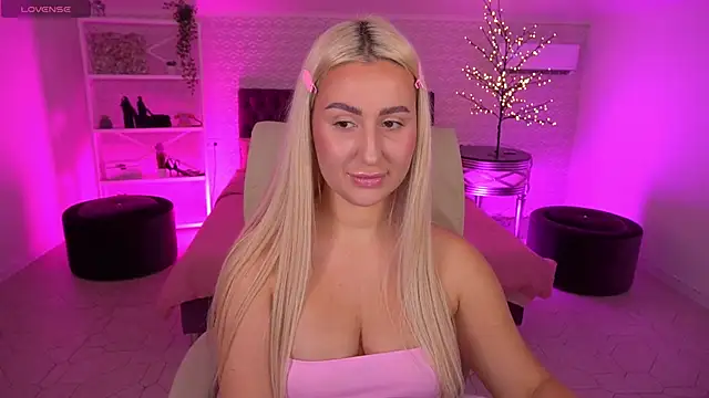 Snapshot of LiaBrazzerr chatting on May 10, 2:11 pm LiaBrazzerr online show from May 10, 2:11 pm
