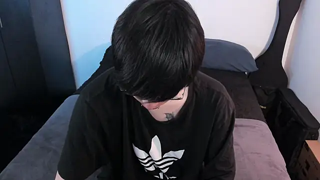 Snapshot of Aventure_Twinks chatting on April 17, 9:29 pm Aventure Twinks online show from April 17, 9:29 pm