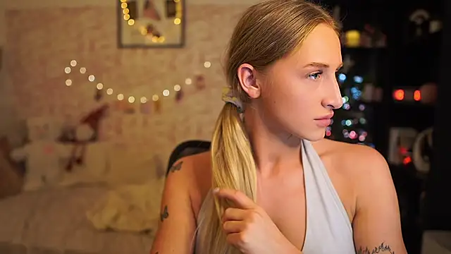 Nicolette  Shea  online show from December 3, 10:02 am