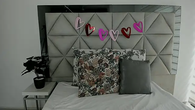 nina pons online show from February 19, 9:03 pm