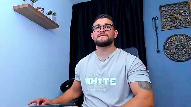 Snapshot of AndrewDiaz chatting on February 2, 5:28 am AndrewDiaz online show from February 2, 5:28 am