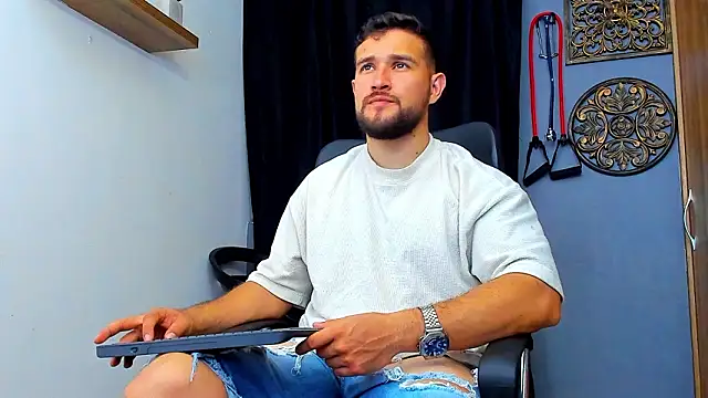 Snapshot of AndrewDiaz chatting on February 10, 8:18 am AndrewDiaz online show from February 10, 8:18 am