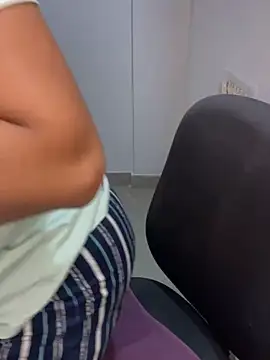 Snapshot of kannadatelugugirl chatting on December 29, 1:49 pm kannadatelugugirl online show from December 29, 1:49 pm