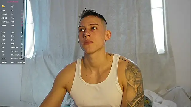 Snapshot of Muscle_King_Cum chatting on November 22, 3:33 pm Muscle King Cum online show from November 22, 3:33 pm